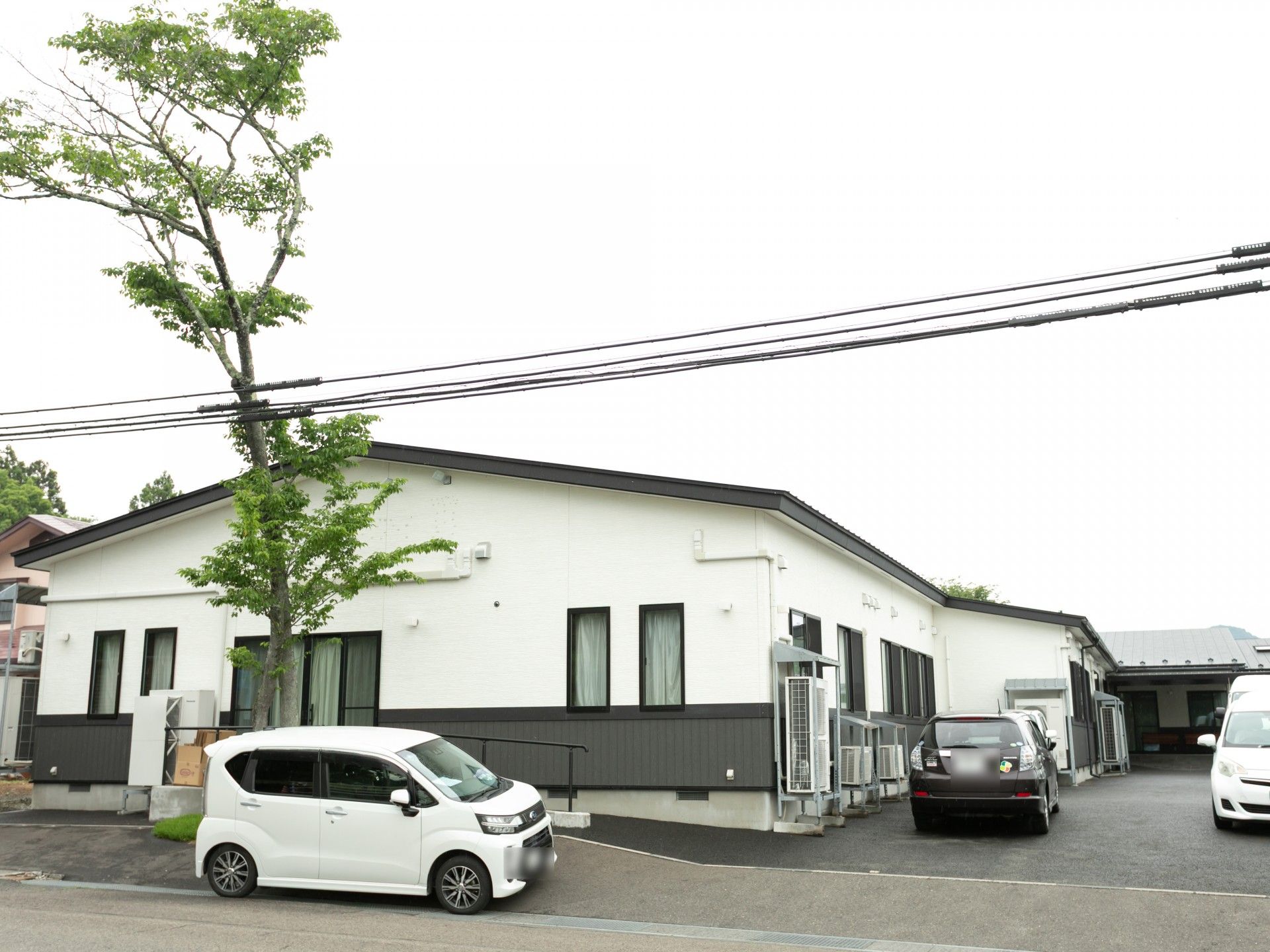 白い建物の外観