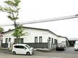 白い建物の外観