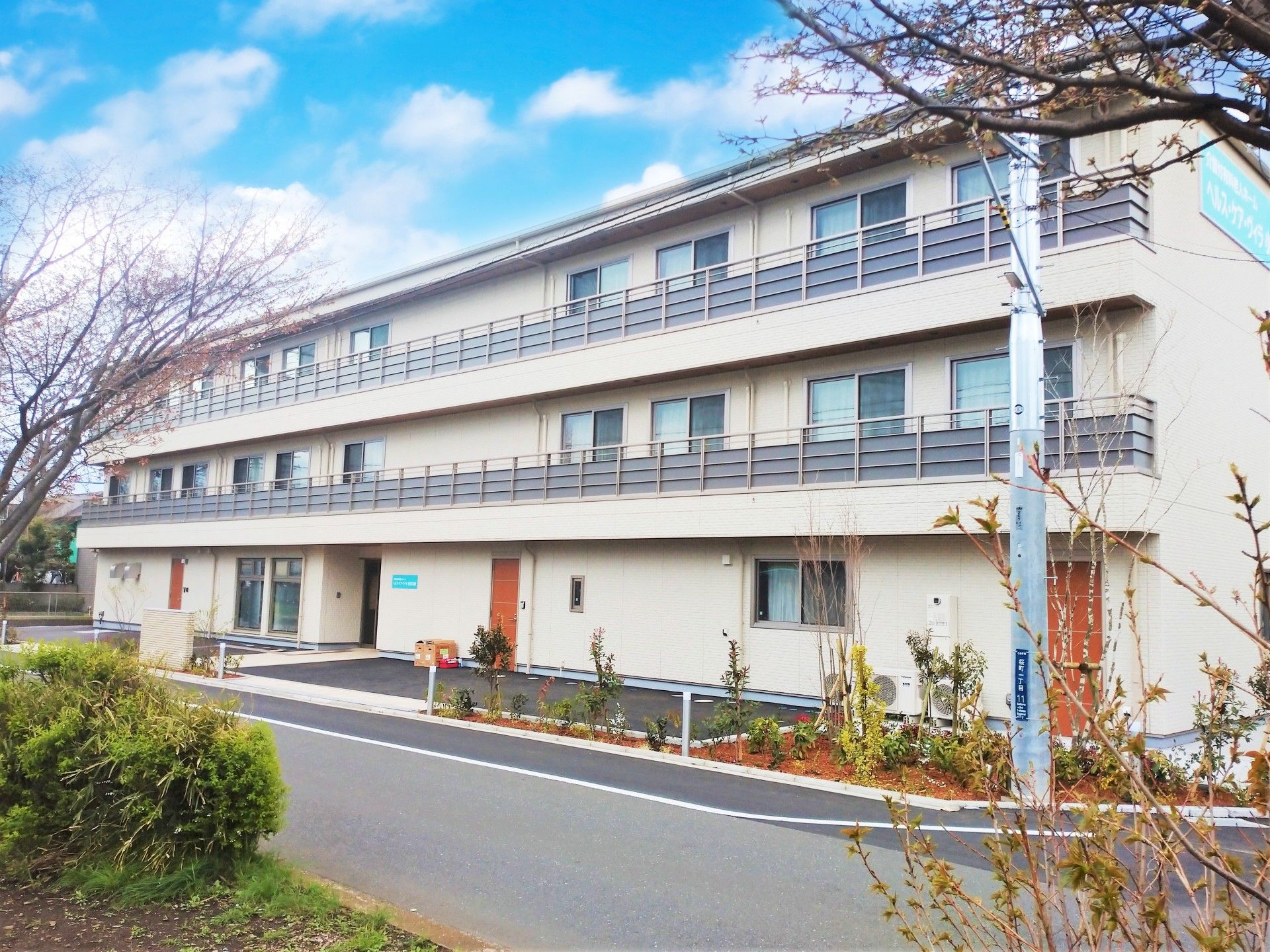 三階建ての建物外観