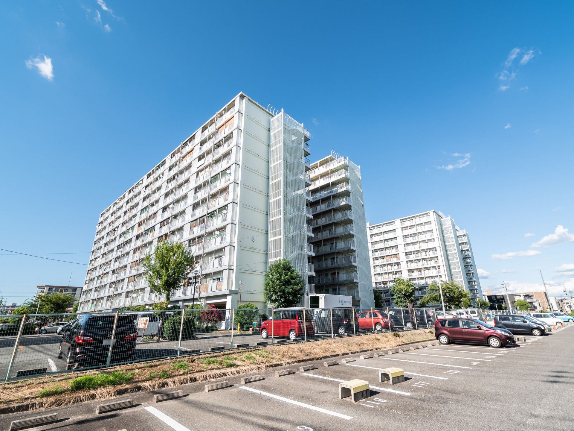白を基調とした11階建ての建物