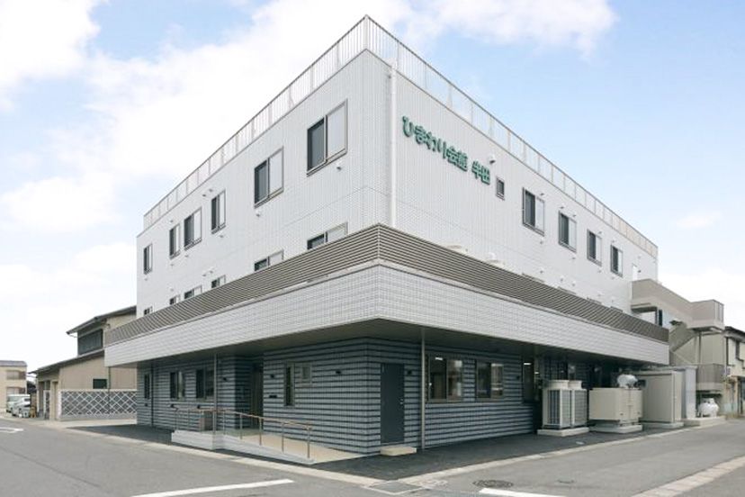 白い外壁の建物