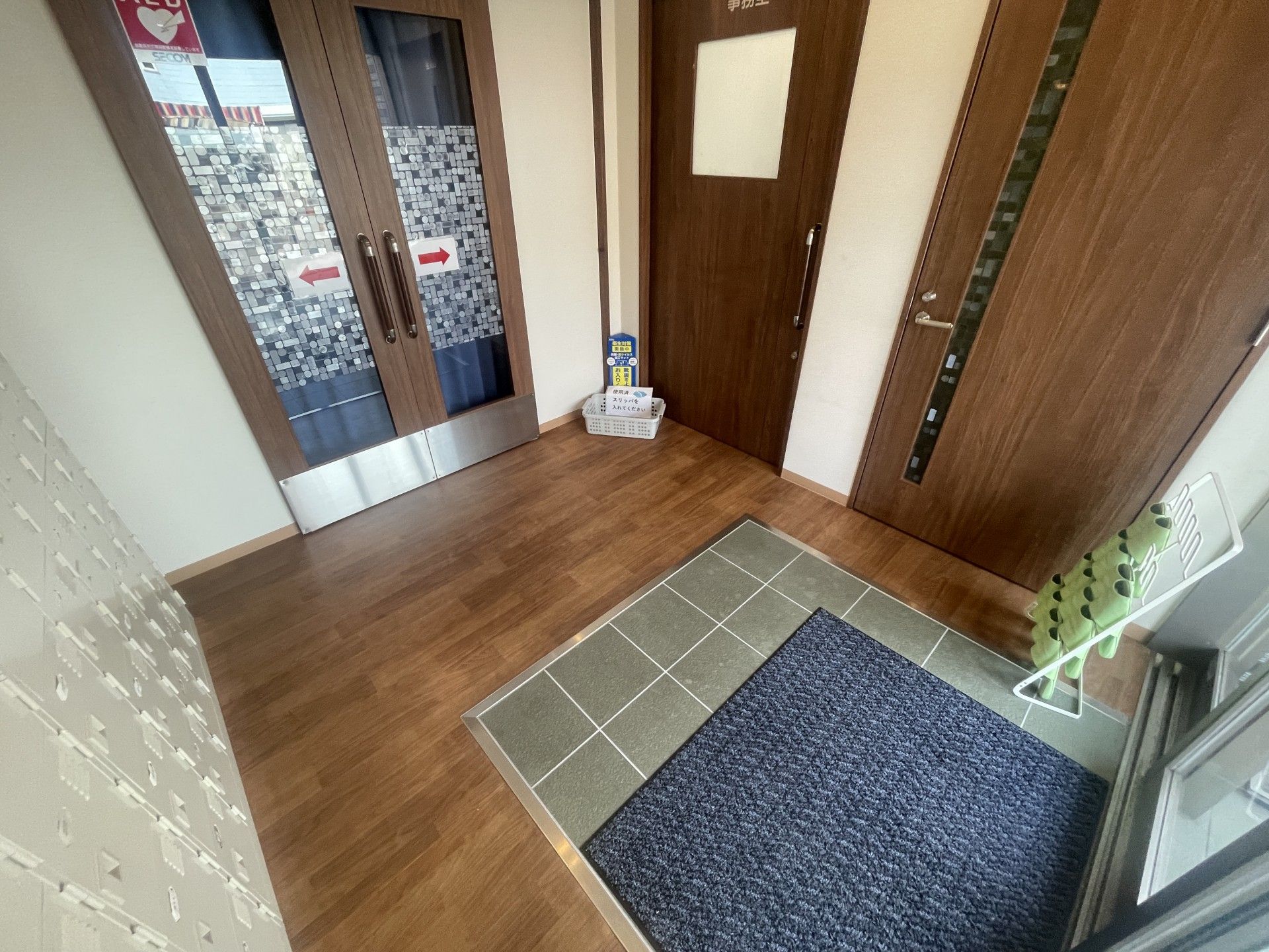 木製ドアのある玄関