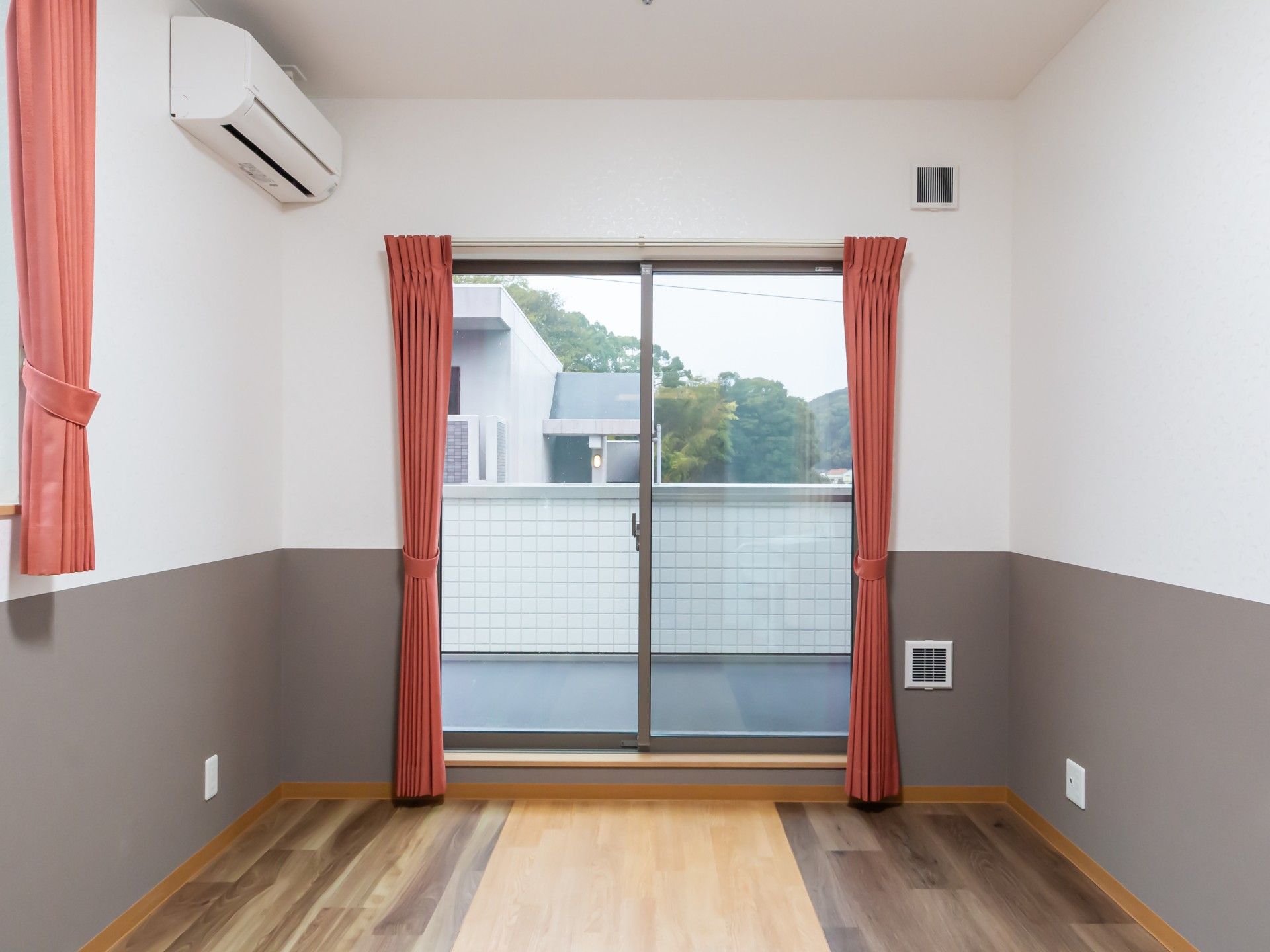 窓際の明るい部屋