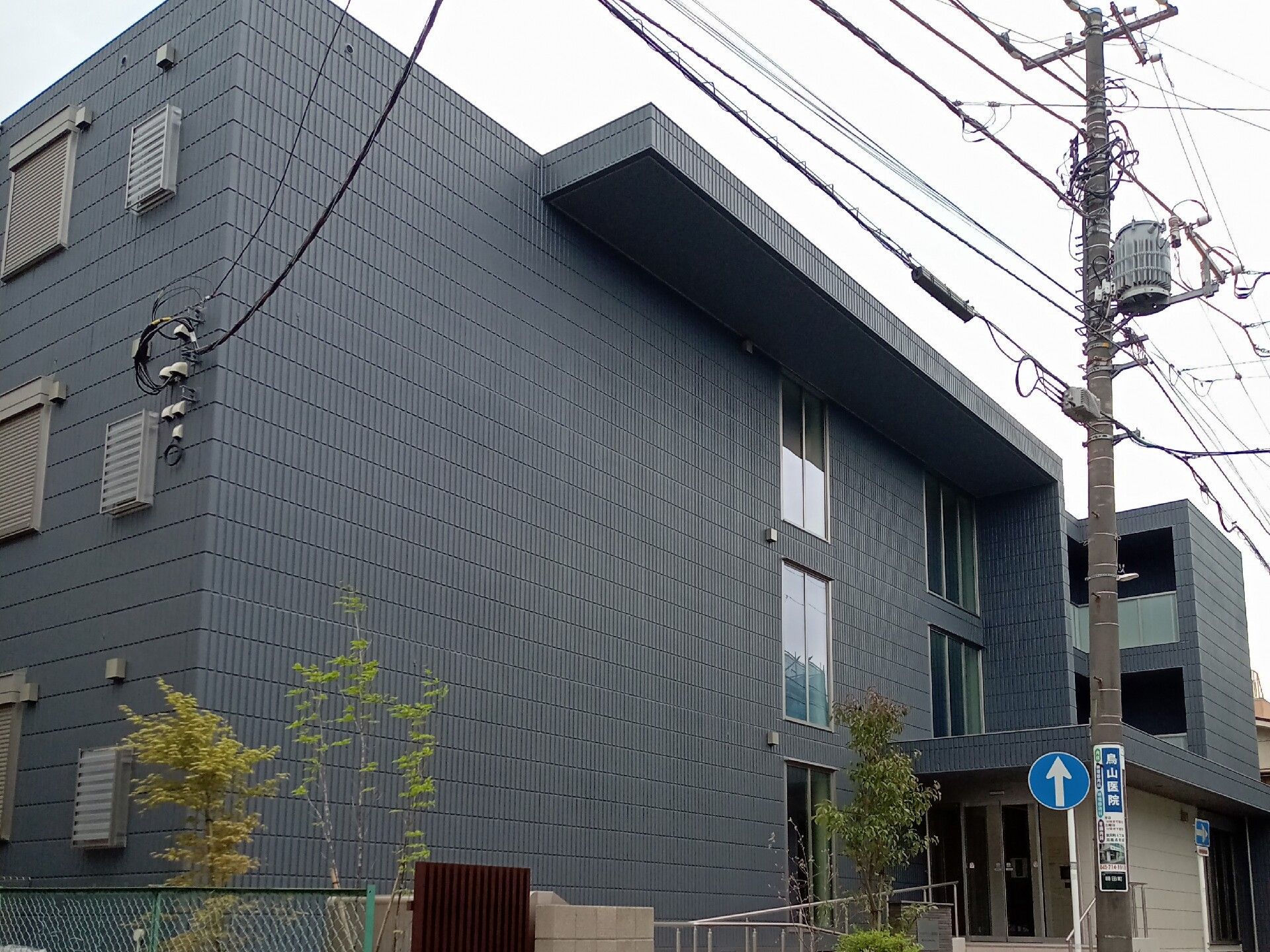 オレンジの緊急ボタンやブルーの相談ボタンが付いた白いコントローラーを設置している。