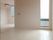 窓が複数付いた広い部屋はフローリングで家具や家電は置かれていない。エアコンが備わっている。