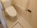 エル字型の手すりが設置されているトイレにはスライド式のドアが設置されている。