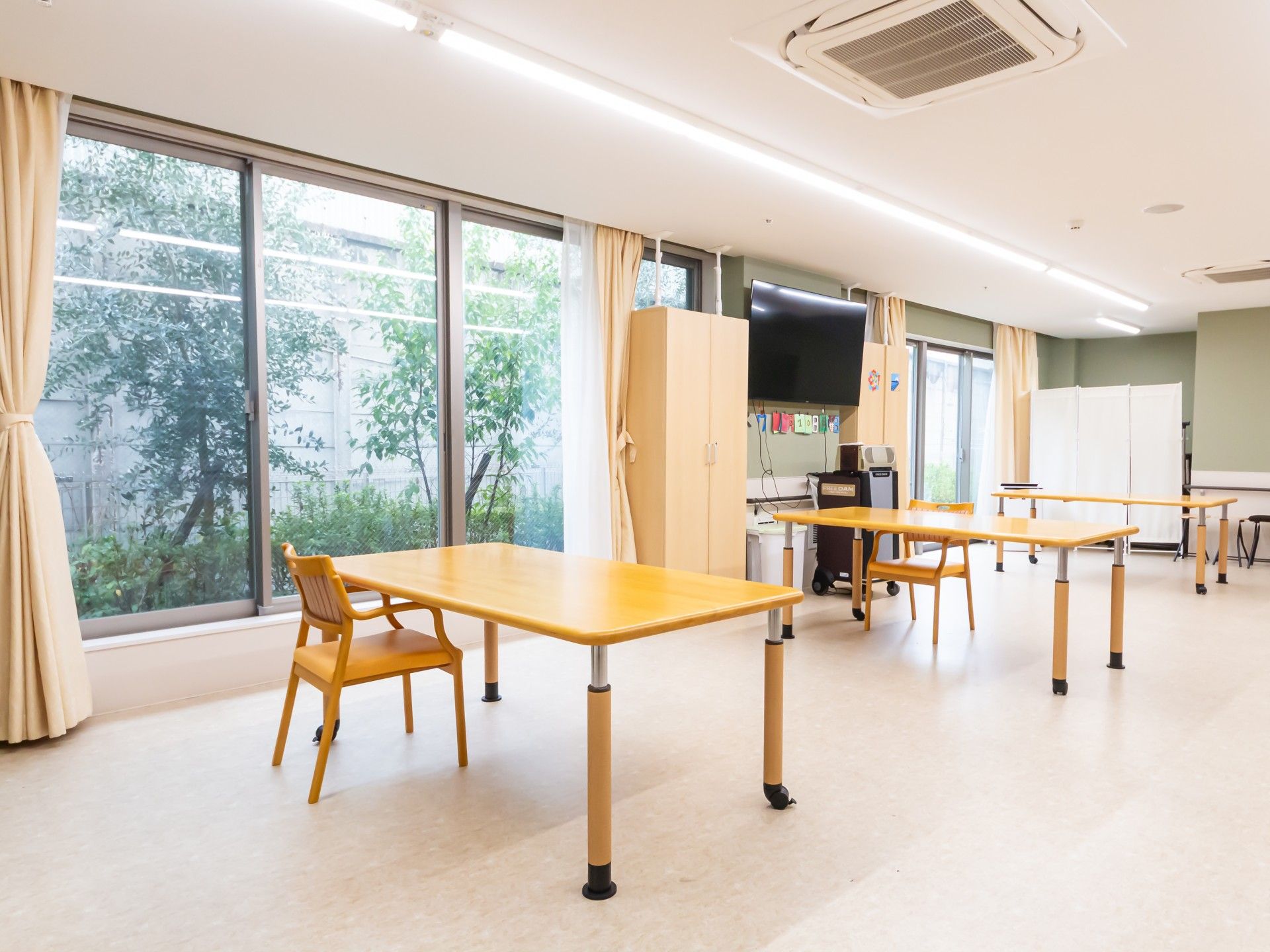 大きな窓のある部屋