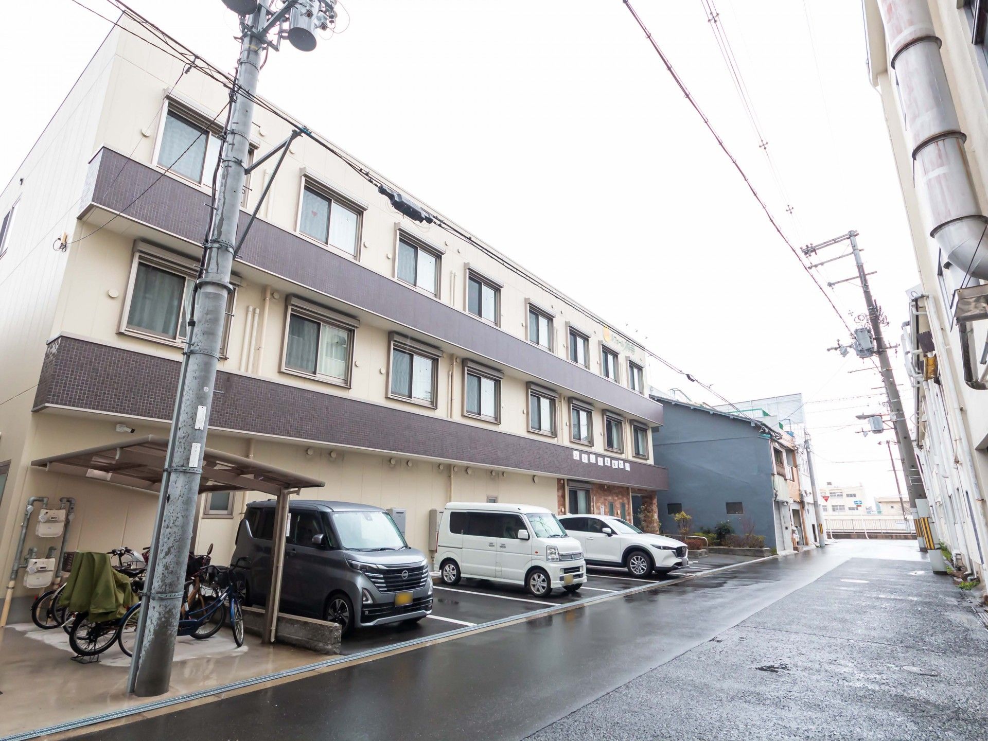 駐車場付きの建物外観