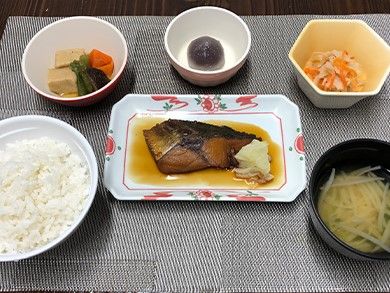 丁寧に盛り付けられた和食の食事