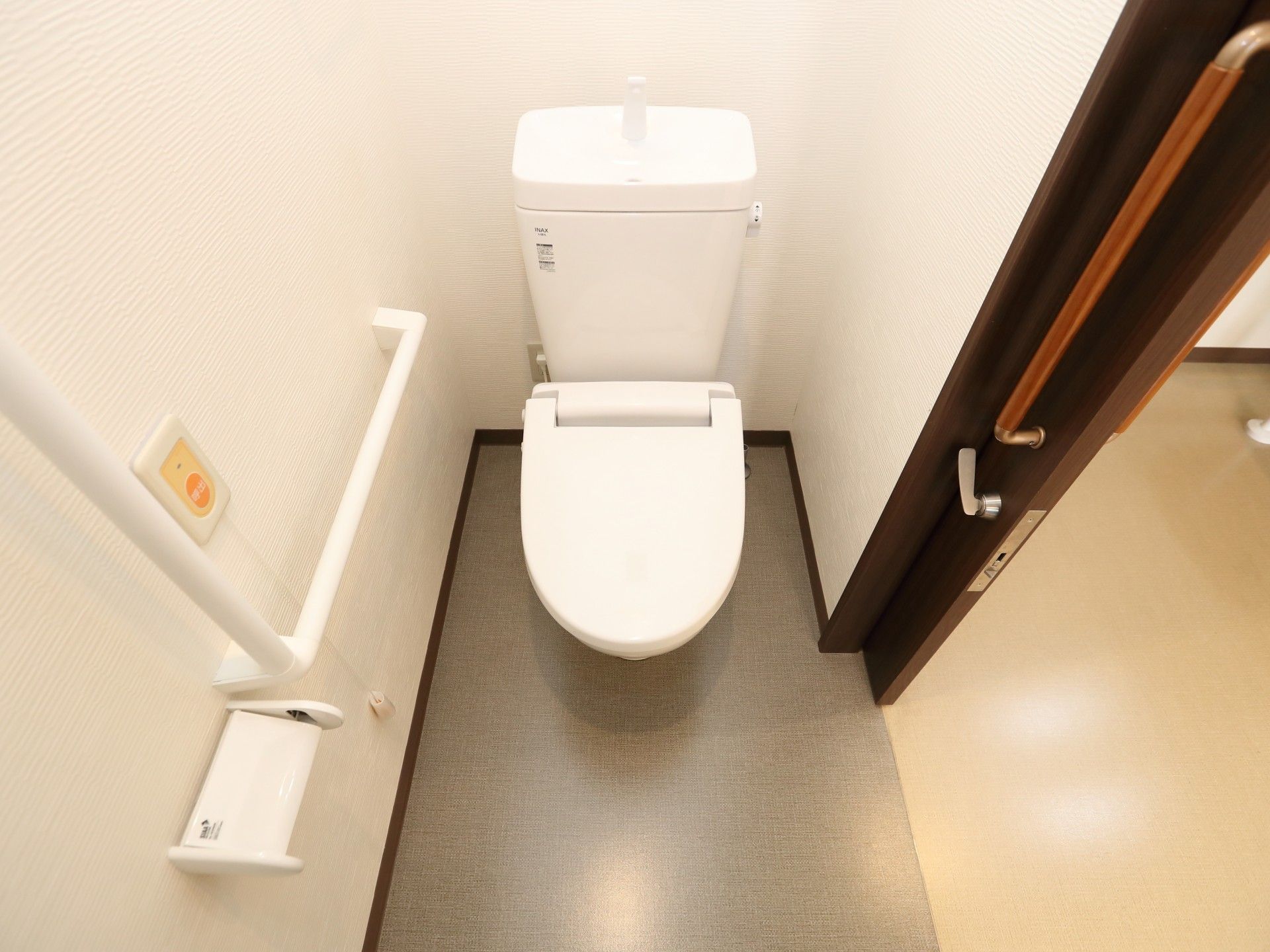 手すりのあるトイレ