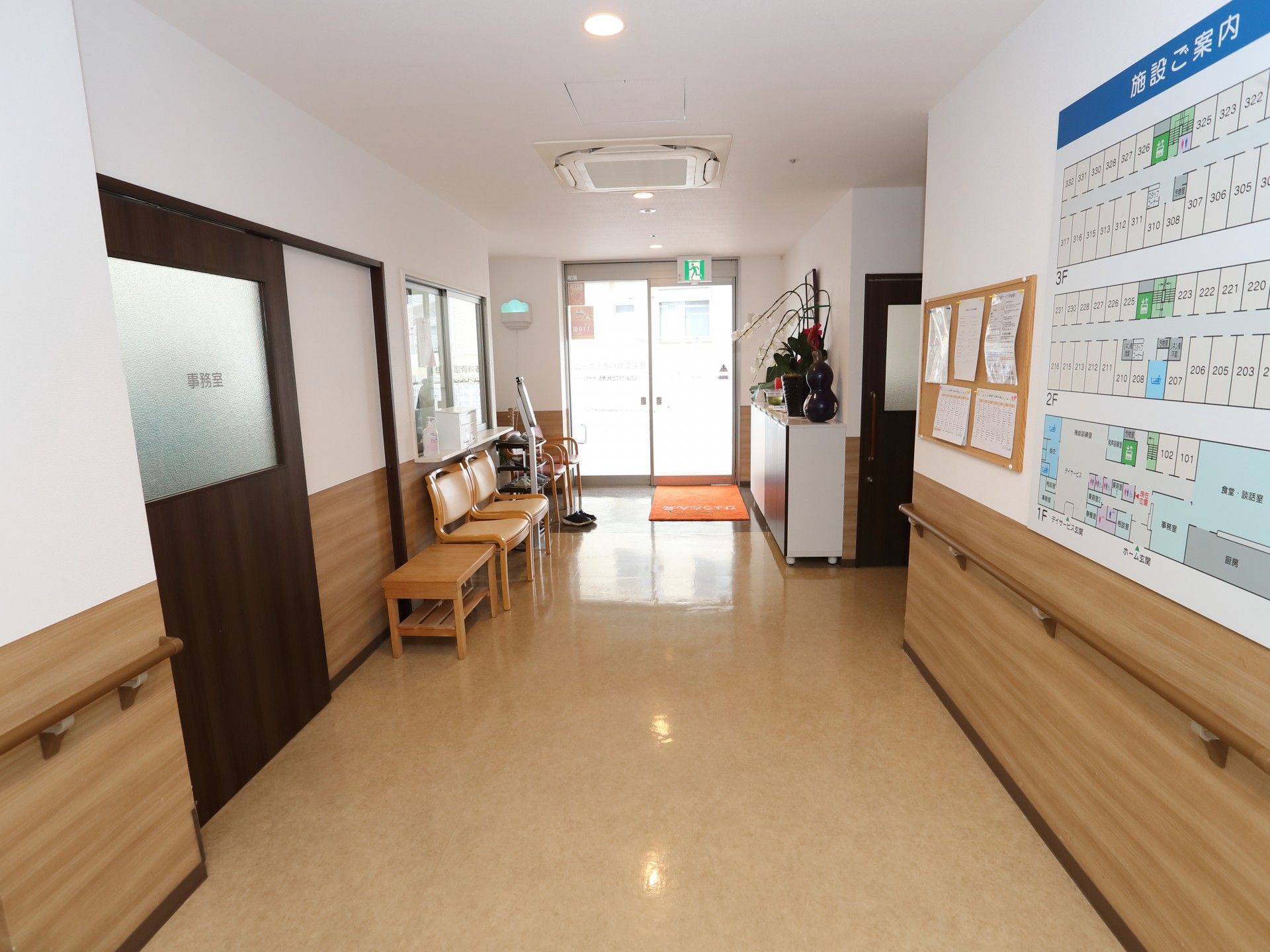 椅子が設置された廊下