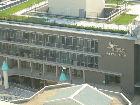 屋上の緑地が整備された４階建ての施設である。グレーの壁色でシックな雰囲気。壁一面に窓が設置されている。