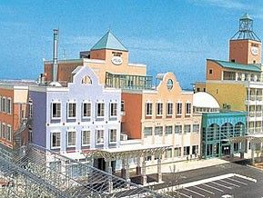カラフルな建物の外観
