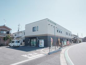 明るく広々とした施設外観