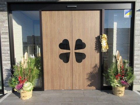 明るい入口の施設