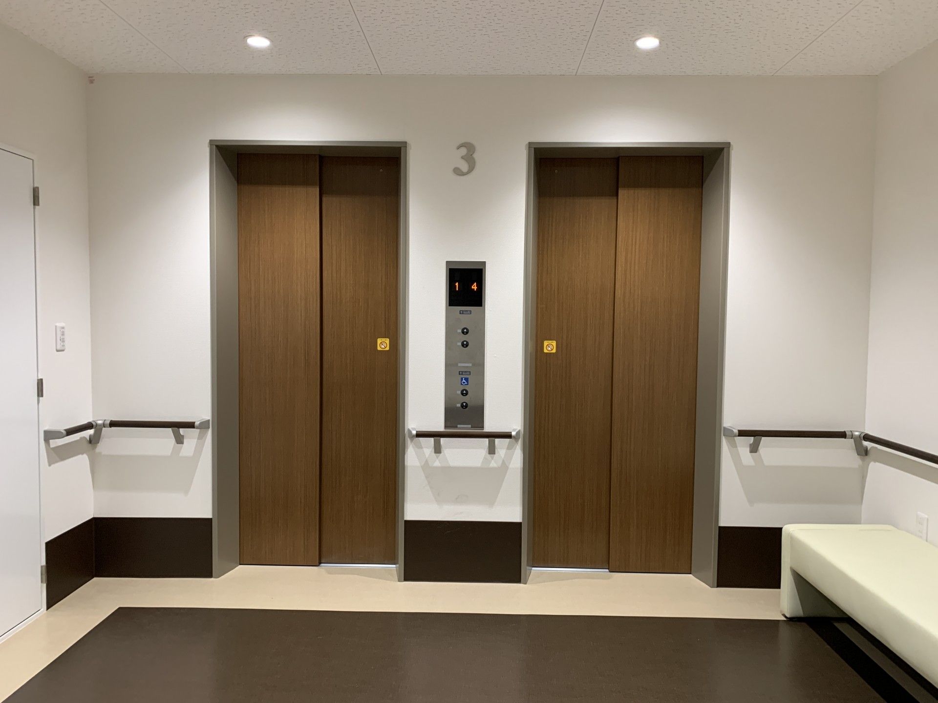 バリアフリー設計のエレベーター前