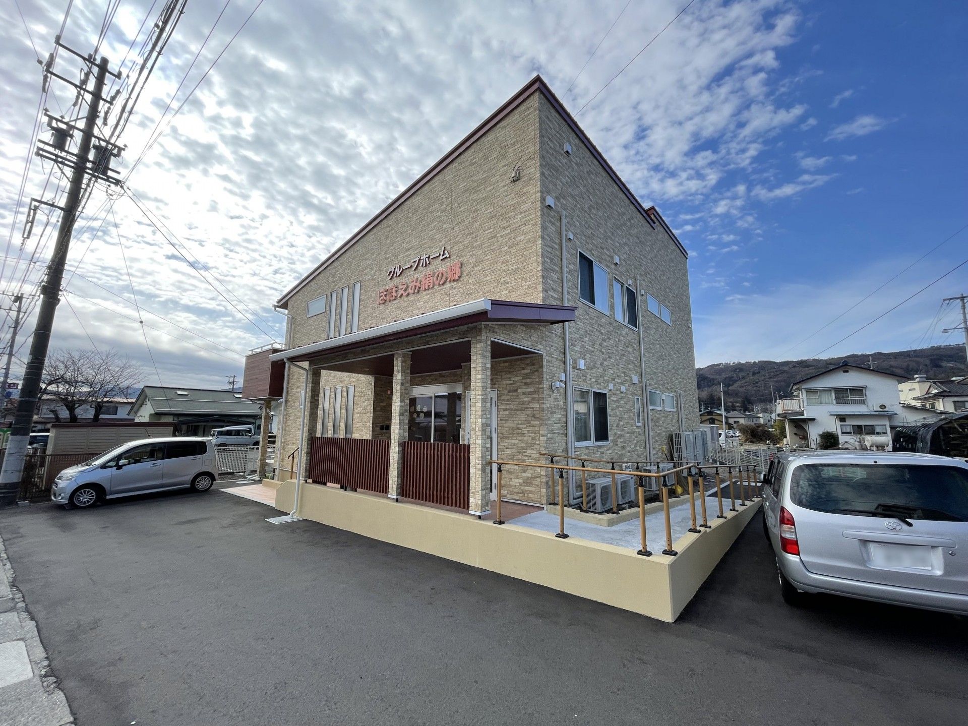 明るい外観の建物