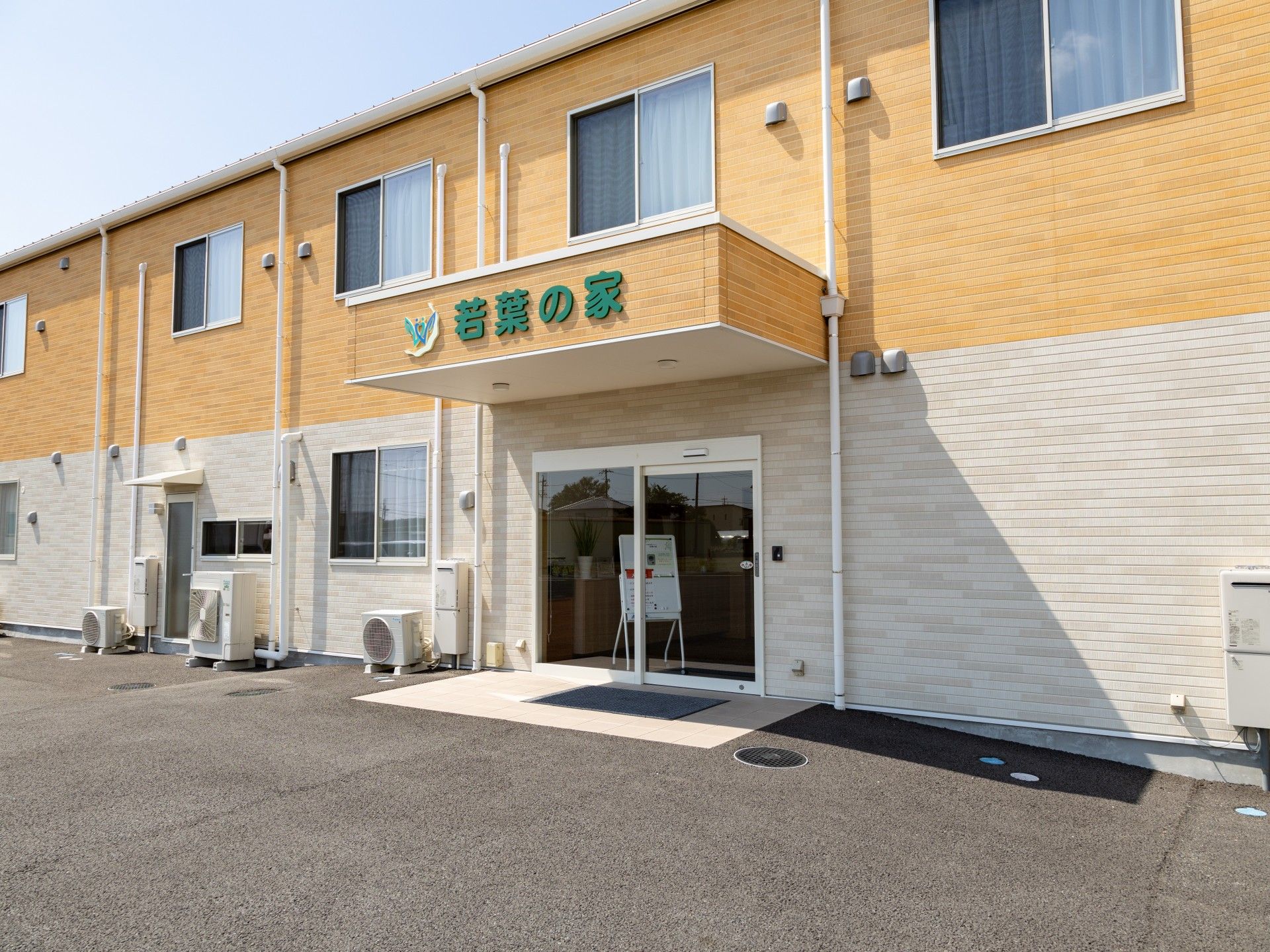明るい入口の建物