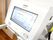 呼吸器は電源が入っていて数字が表示されている。右下には電源ボタンがある。
