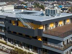 屋上付きの建物外観