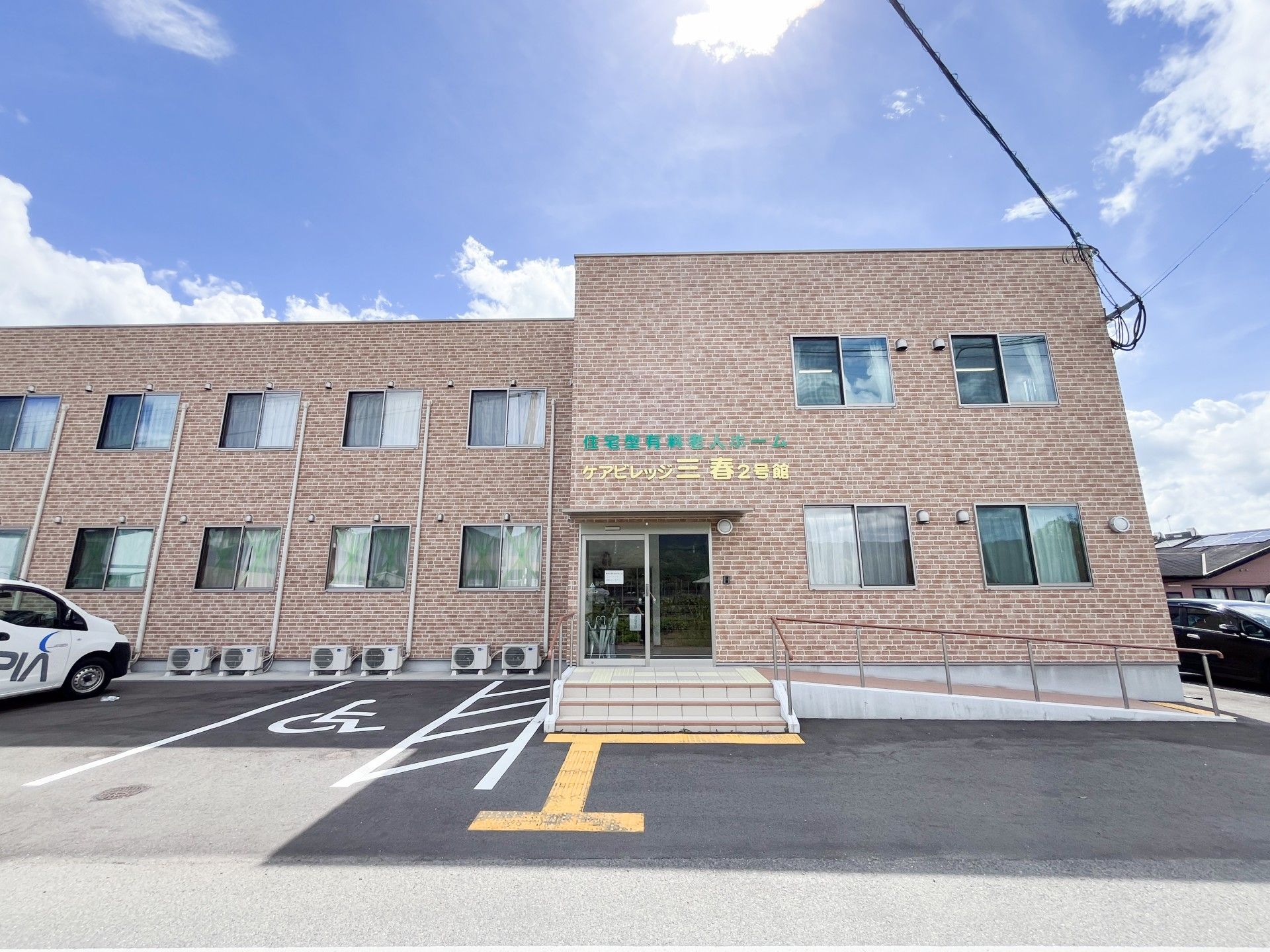 明るい外観の建物正面
