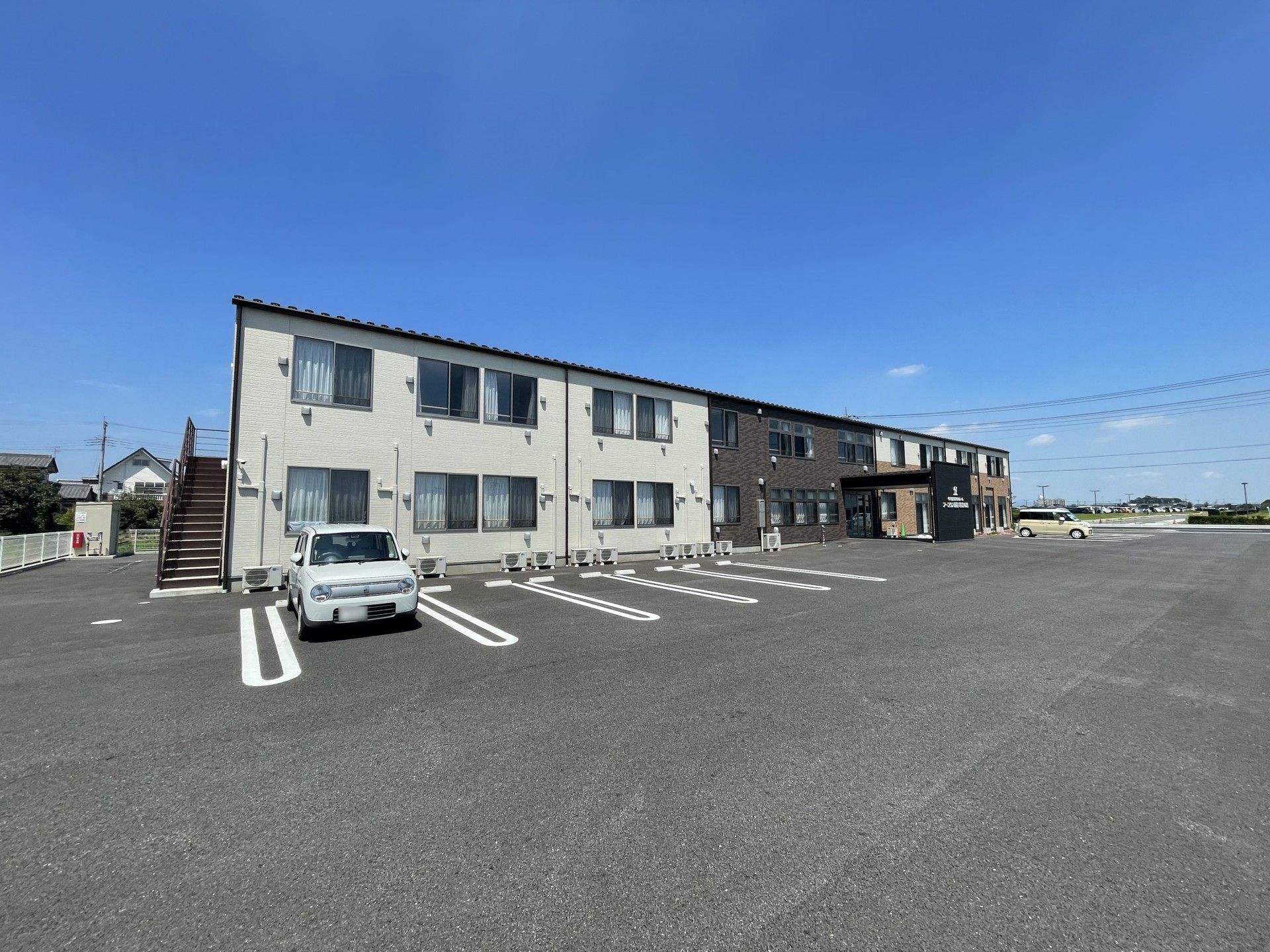 広々とした駐車場の建物