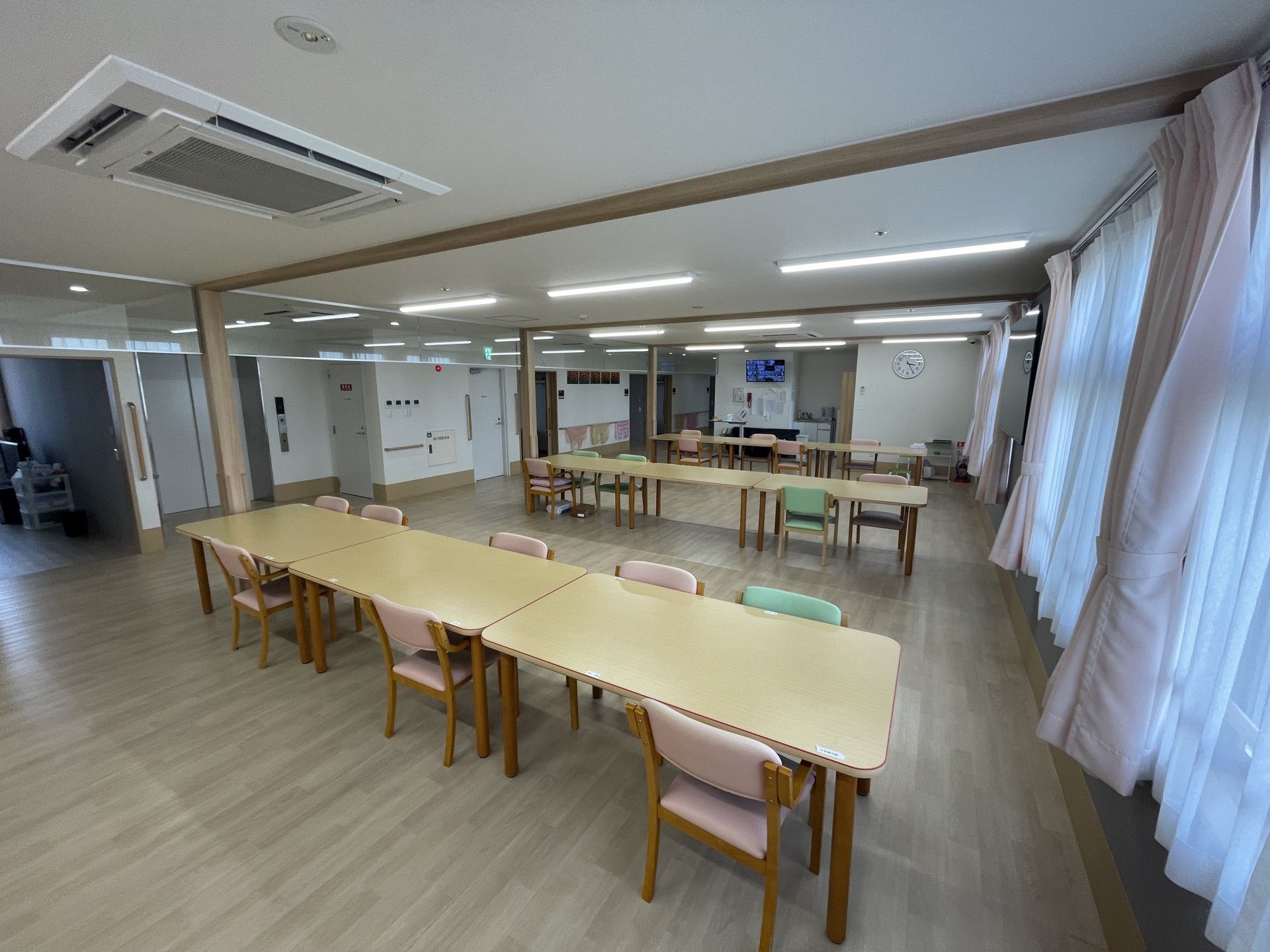 広々とした共有ダイニング