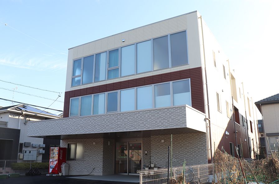 三階建ての建物外観