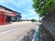 広い道路に面した建物の外観