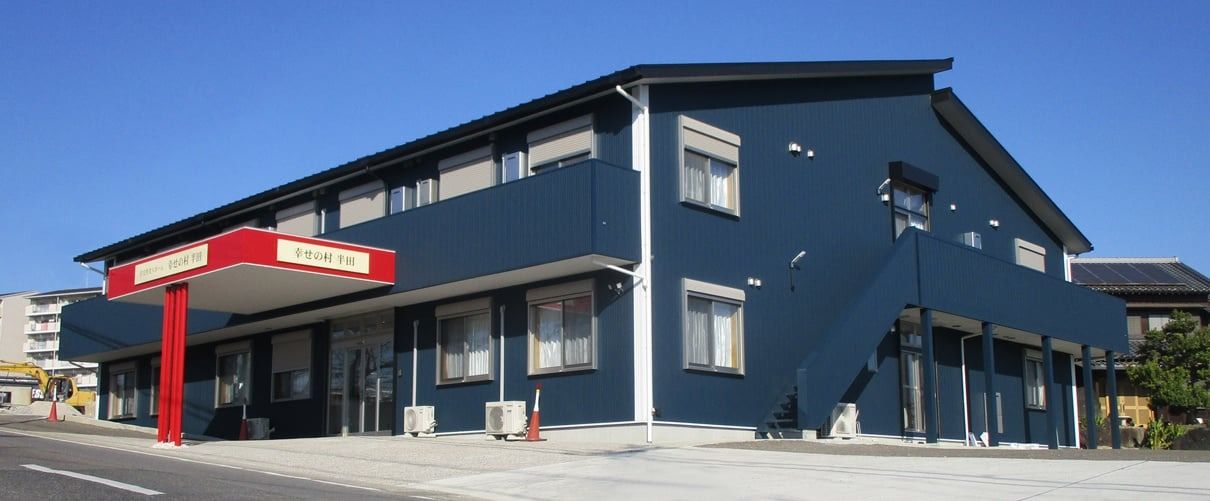 青い外観の建物