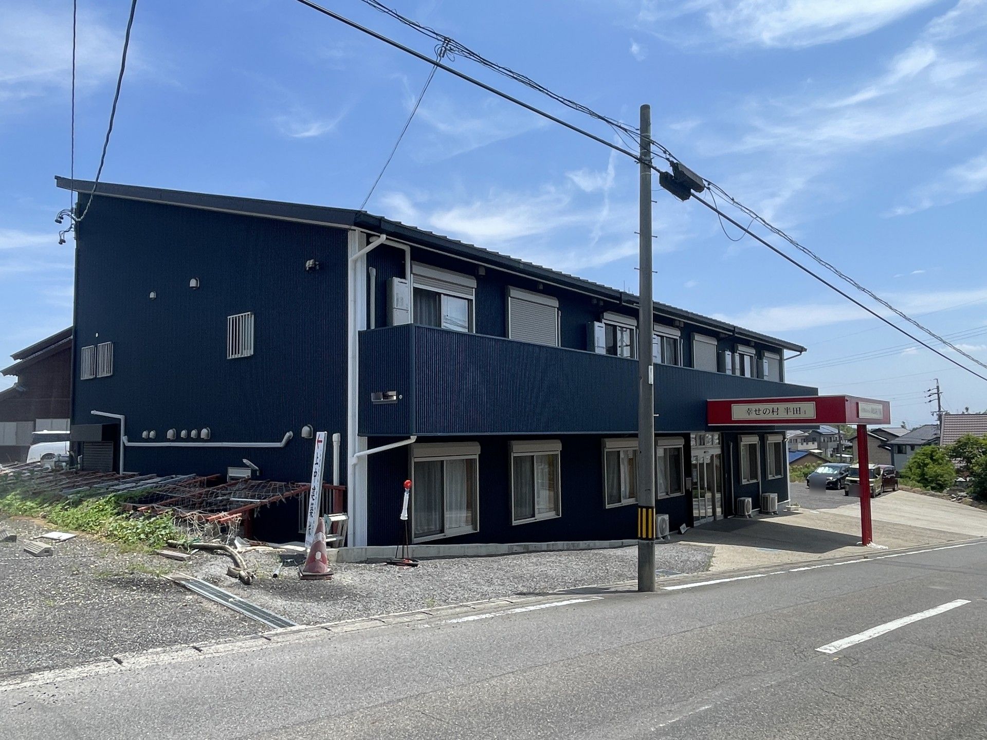 青い外壁の建物