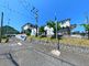 静かな郊外の交差点の風景