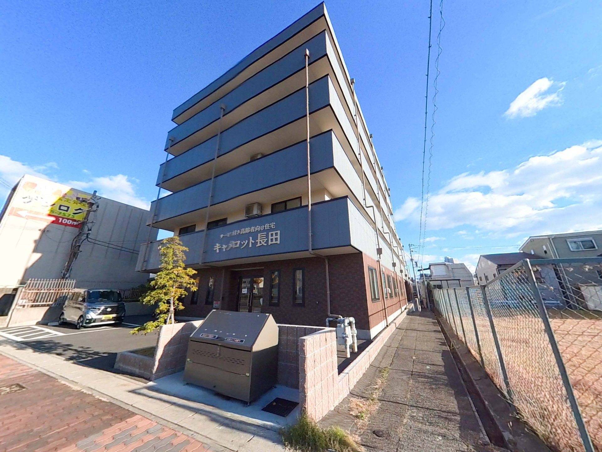 青空の下の建物外観