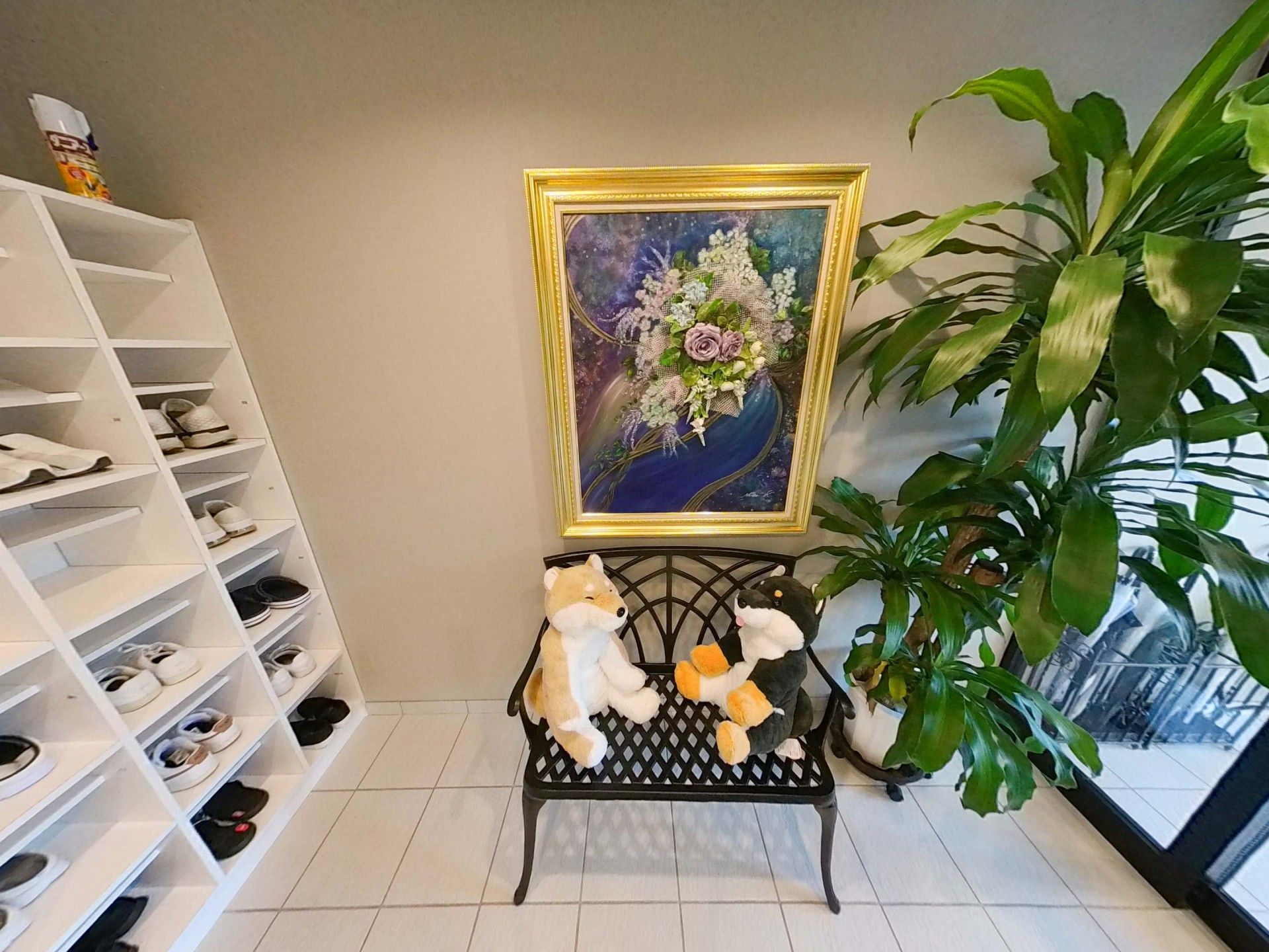 絵画とぬいぐるみのある玄関