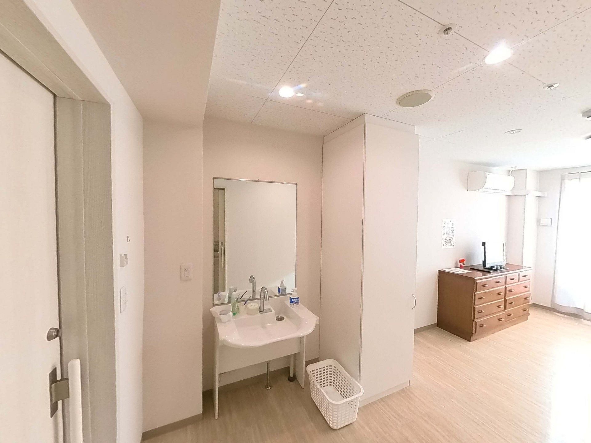 明るい個室の洗面台