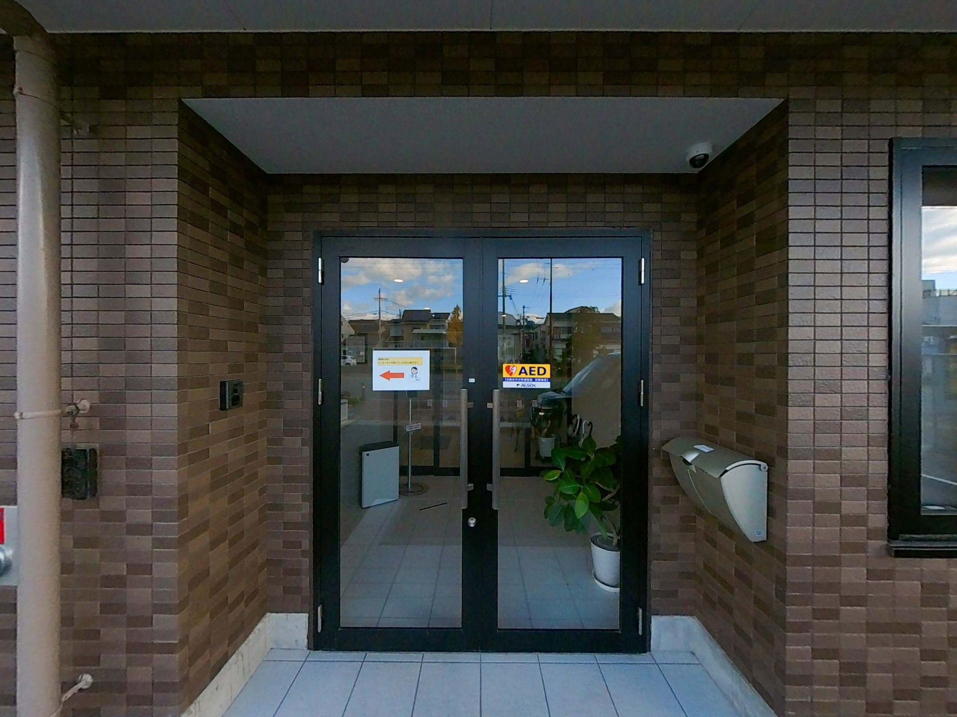 ガラス扉のエントランス