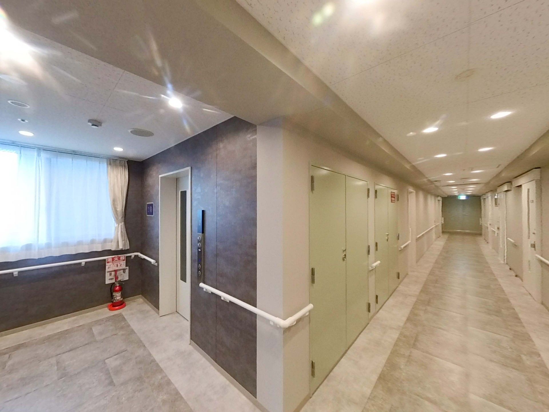 明るい廊下とエレベーター