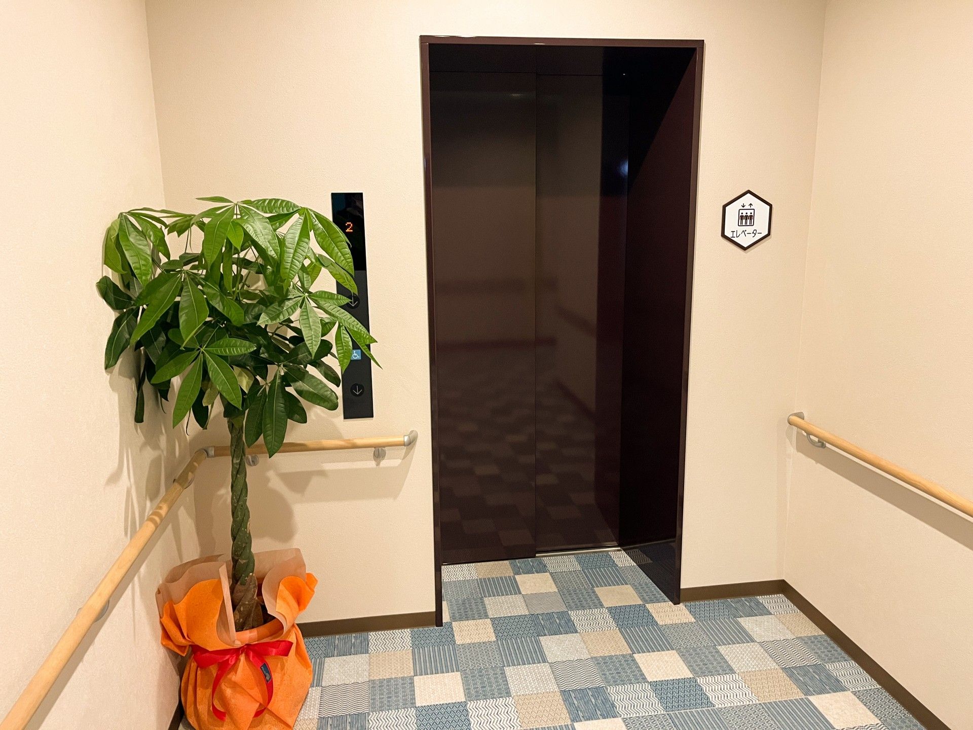エレベーター前の廊下