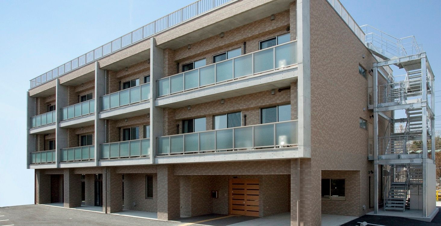 各フロアにベランダがあり、日当たりのいい場所に建っている３階建ての建物。