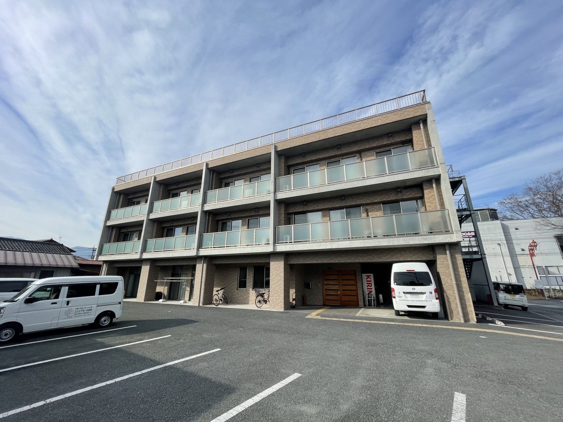 駐車場のある建物外観