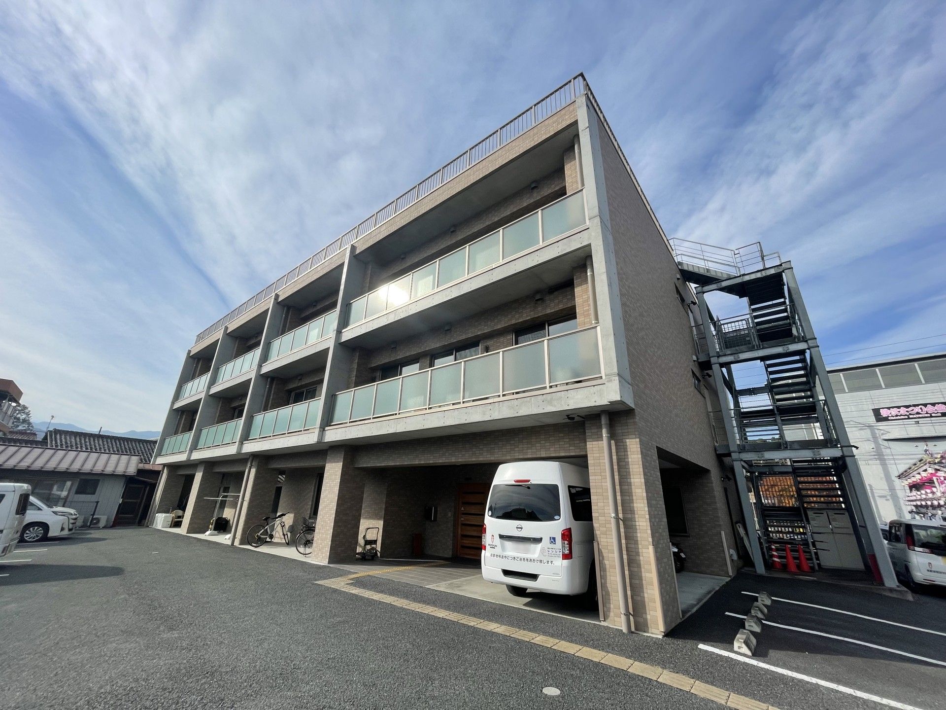 三階建ての建物外観