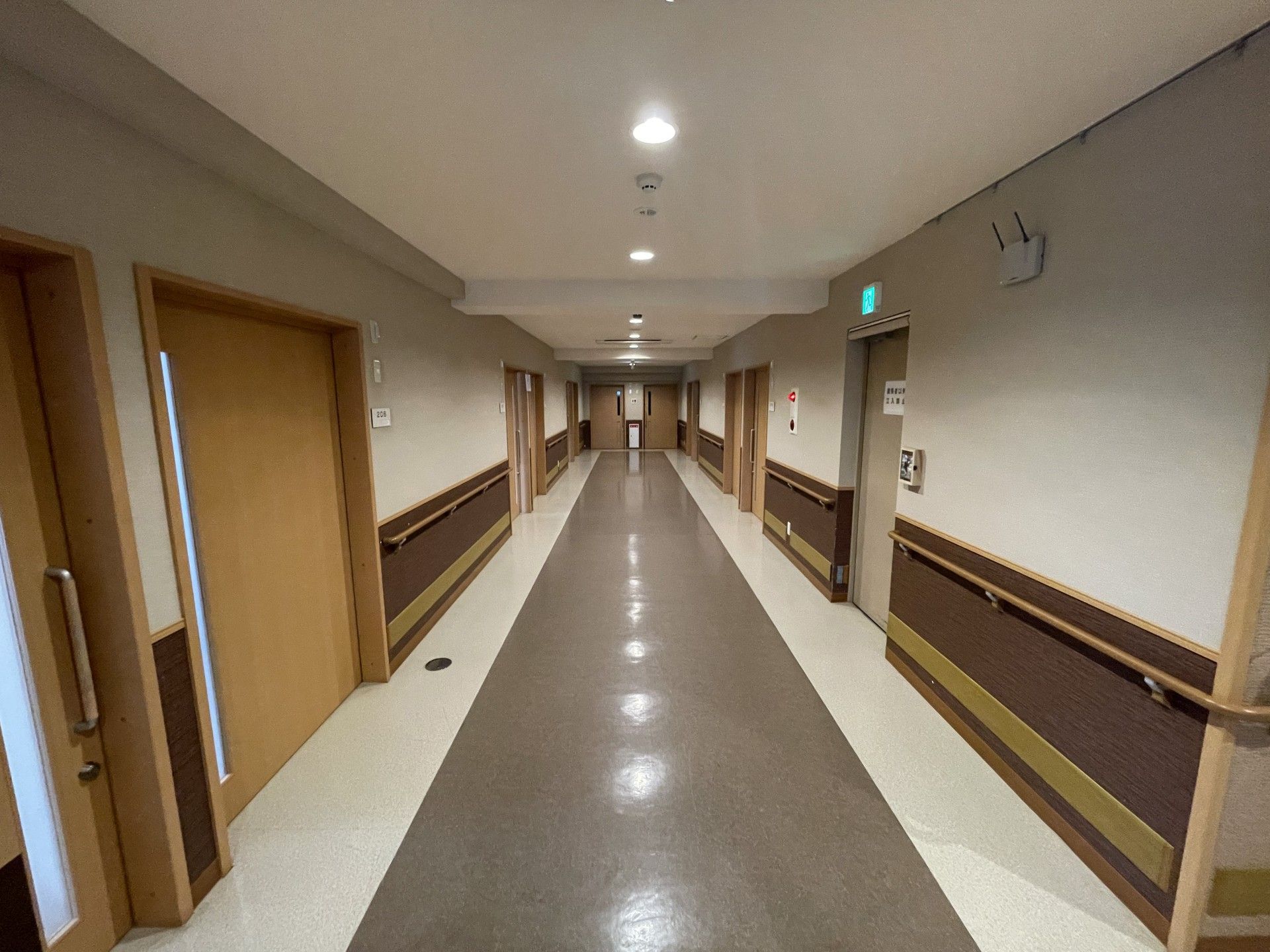安全な手すり付き廊下