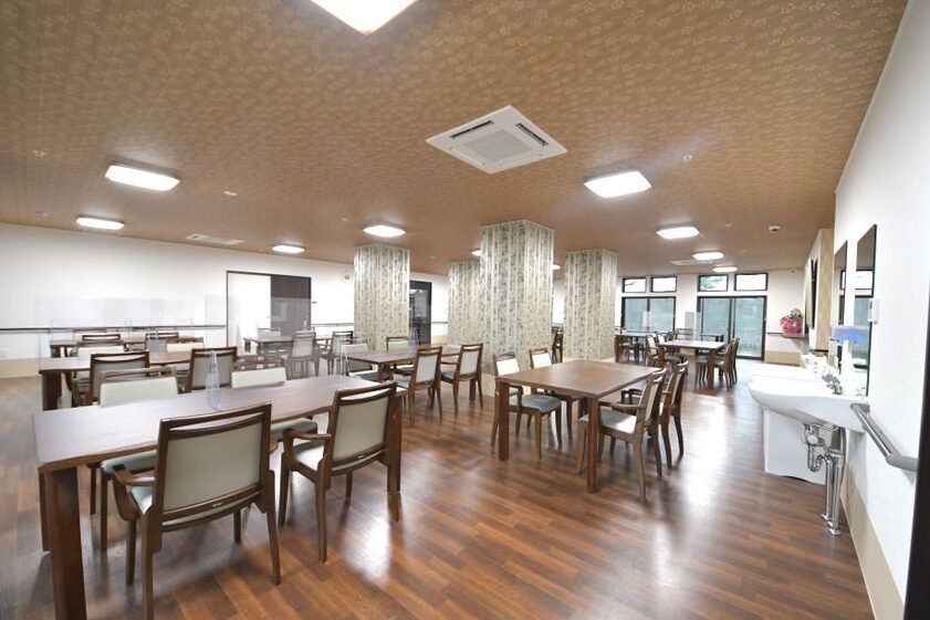 広々とした食事スペース