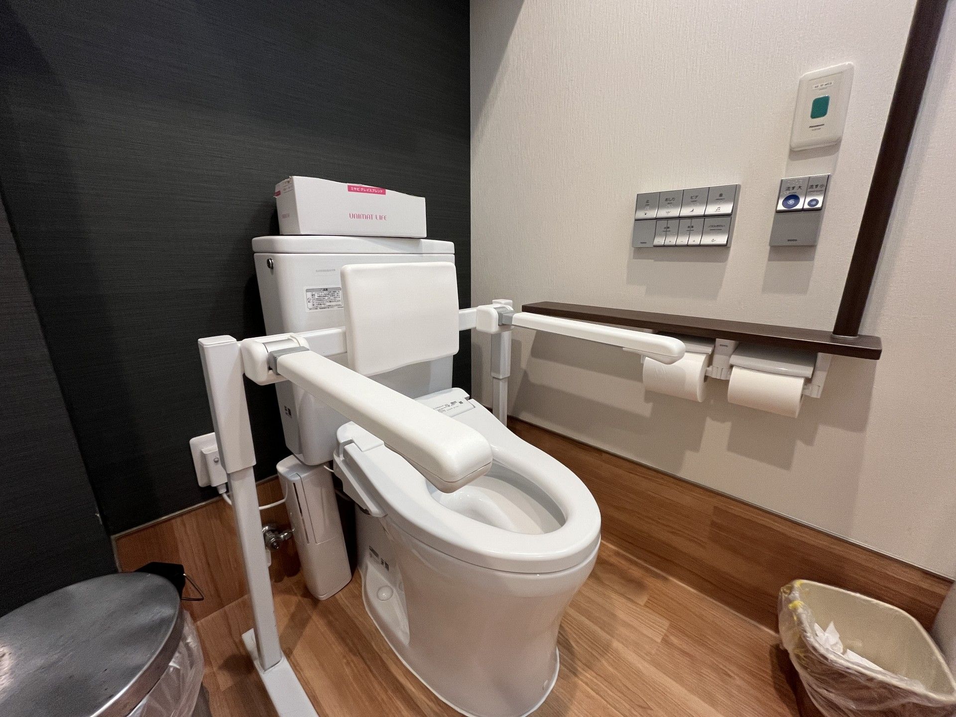 手すり付きのトイレ
