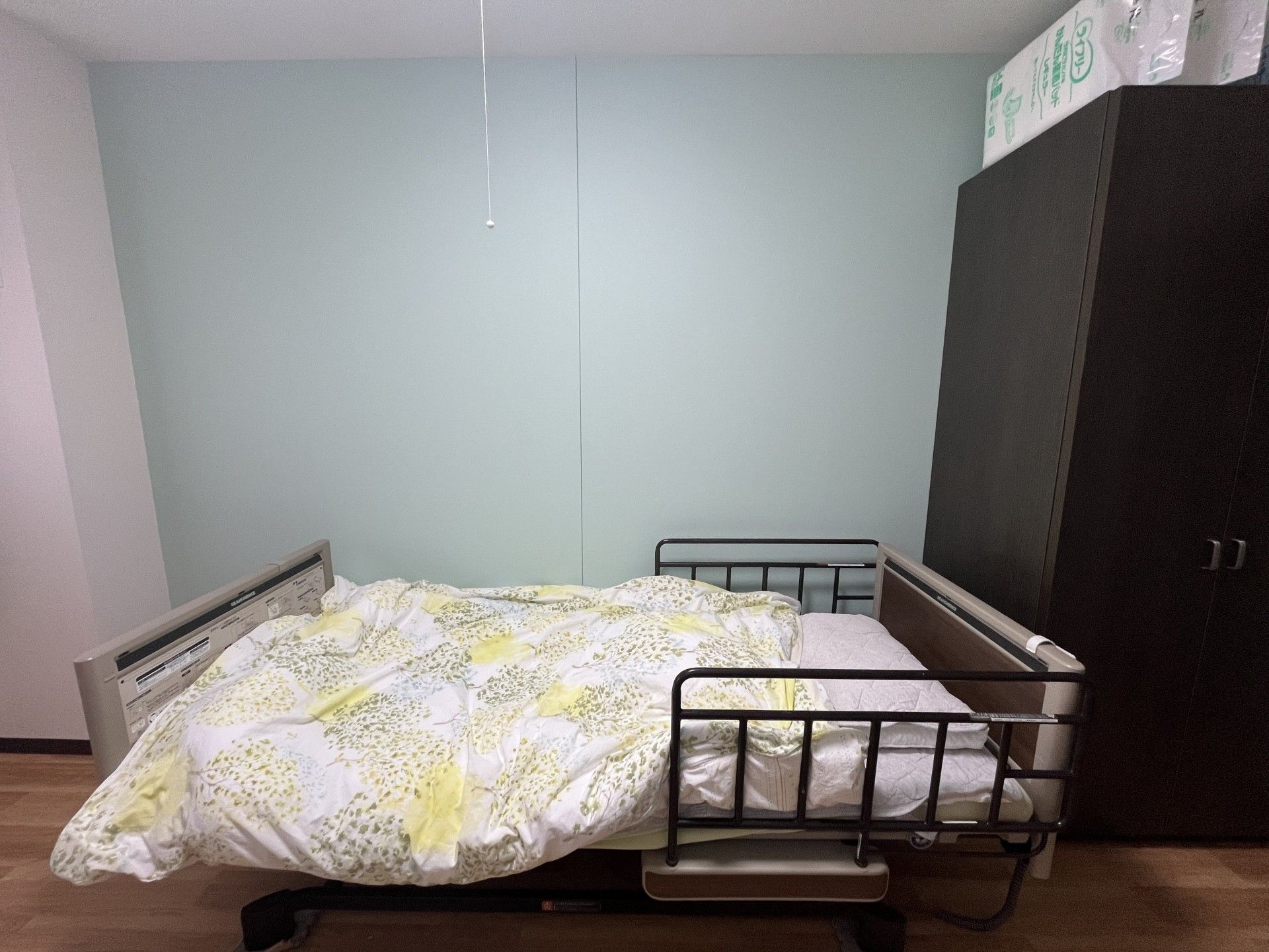 ベッドと収納のある部屋