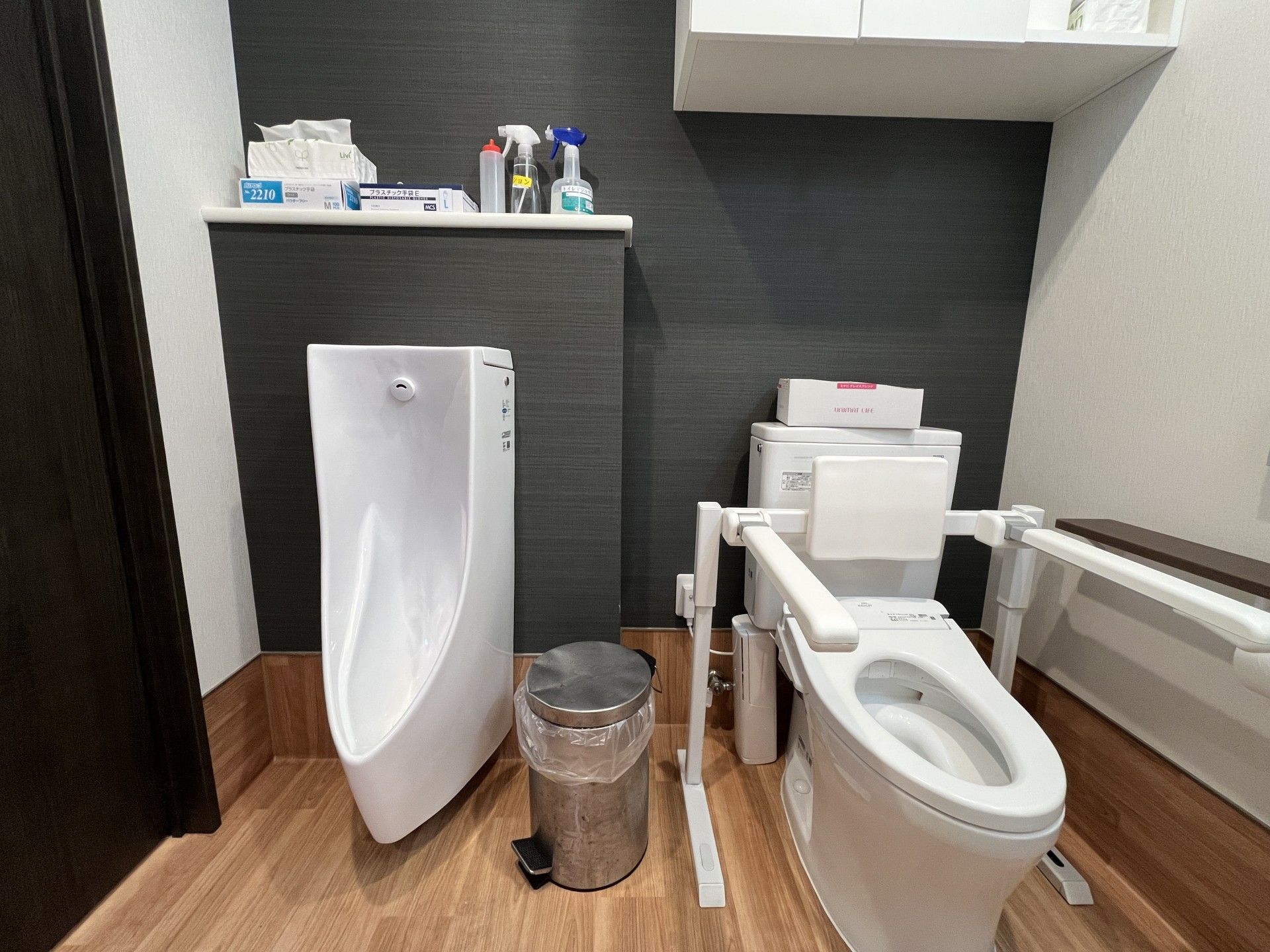 手すり付きのトイレ