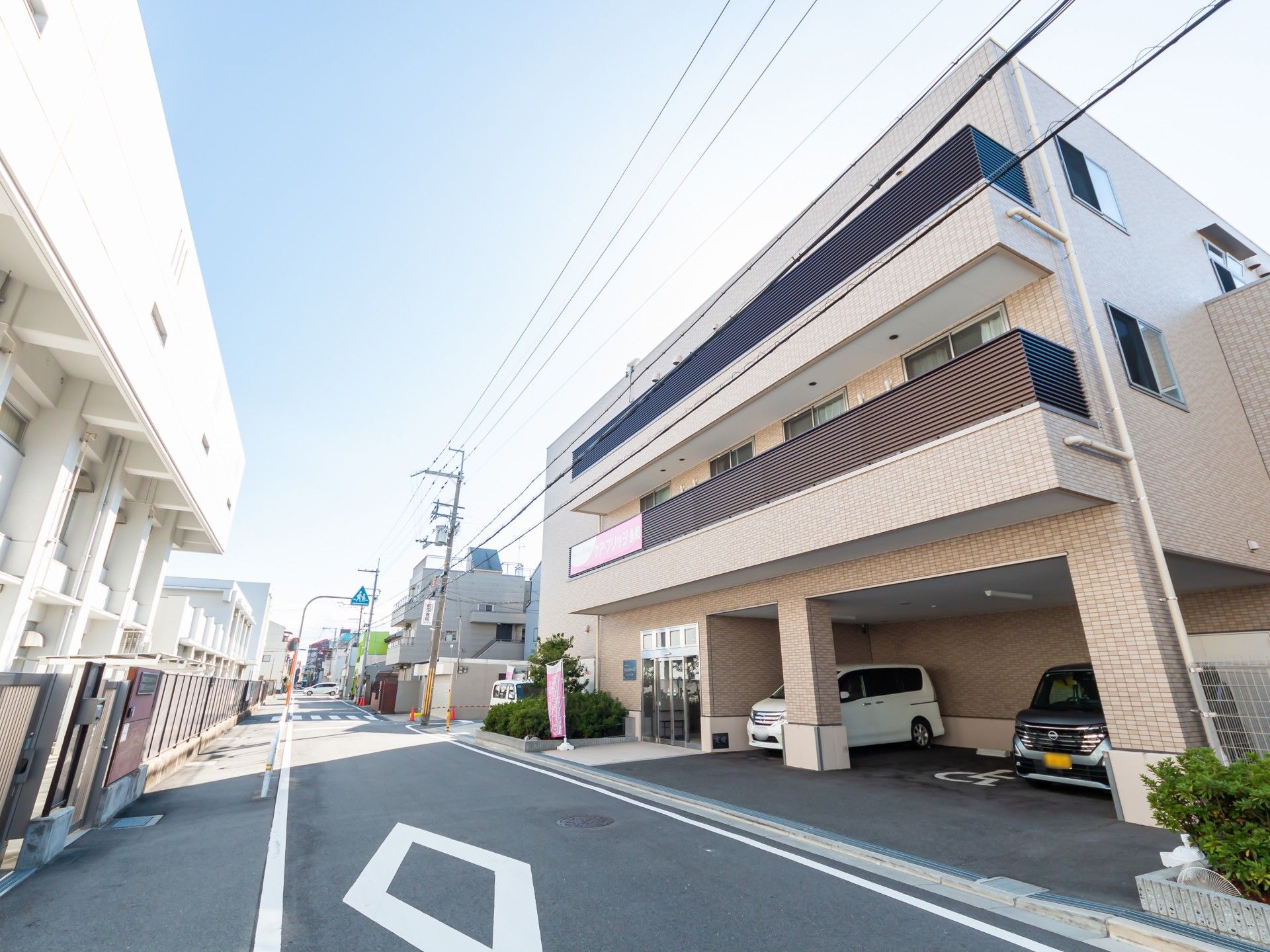 明るい外観の建物エントランス