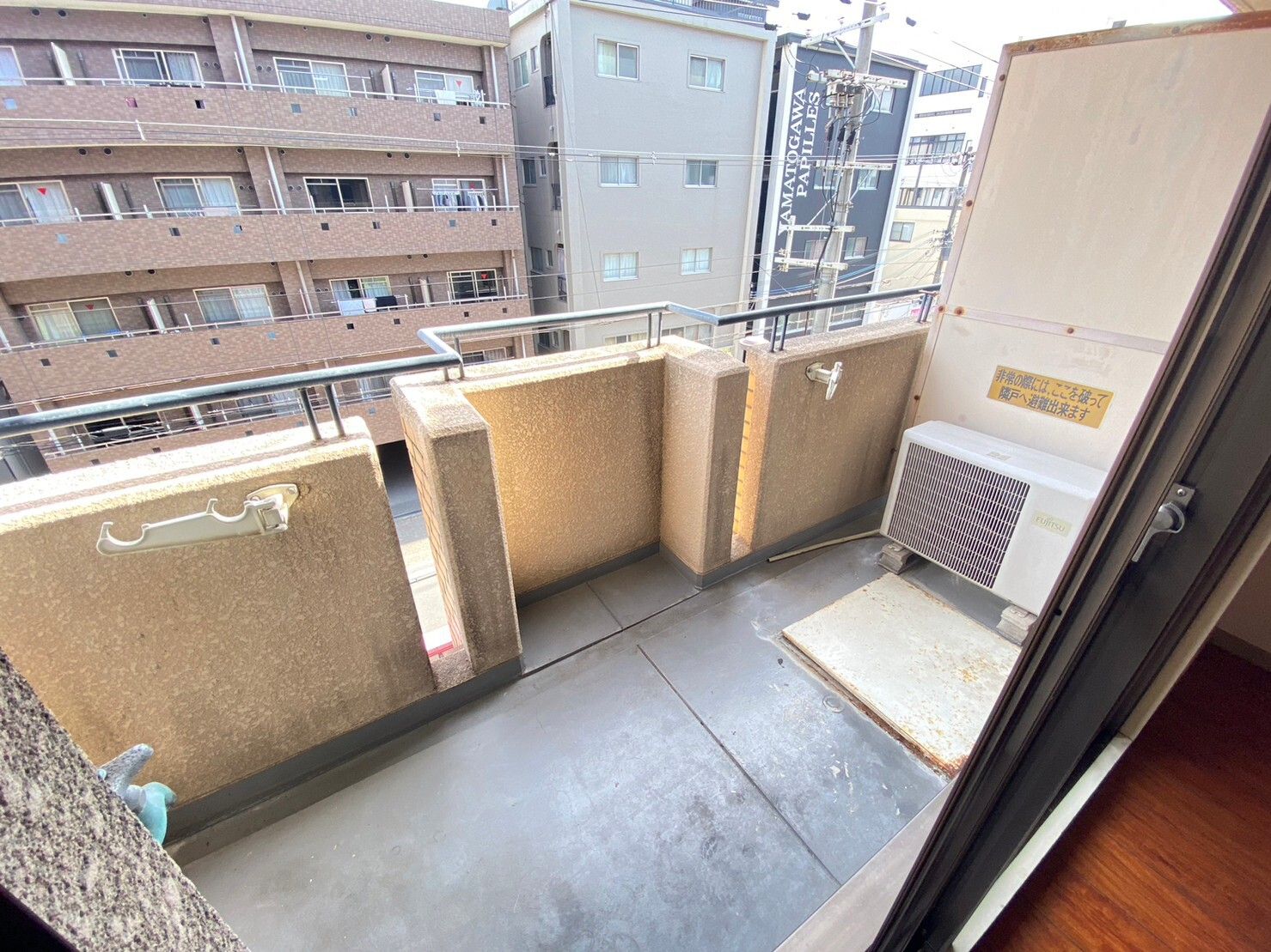 掃き出し窓が設置されたベランダ