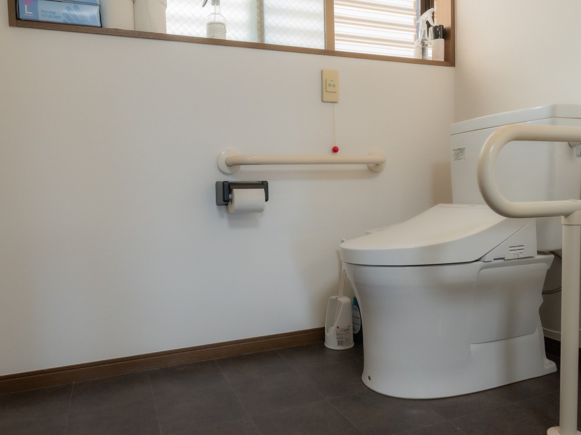 窓際にはトイレットペーパーが置かれているトイレ
