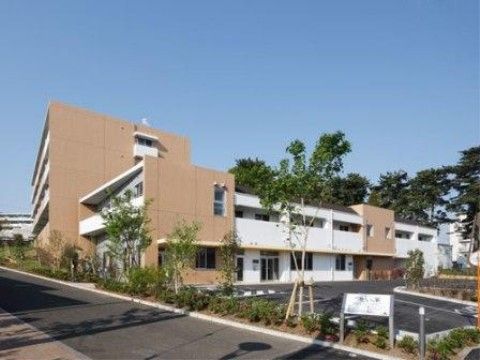 建物の前に駐車場スペースのある施設の外観